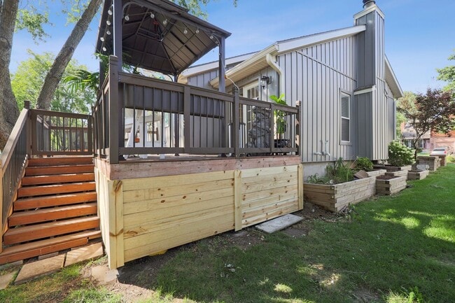 Building Photo - {10805} Gorgeous Remodel in Fantastic Location + One Level Living + Hardwood Floors & Granite Cou...