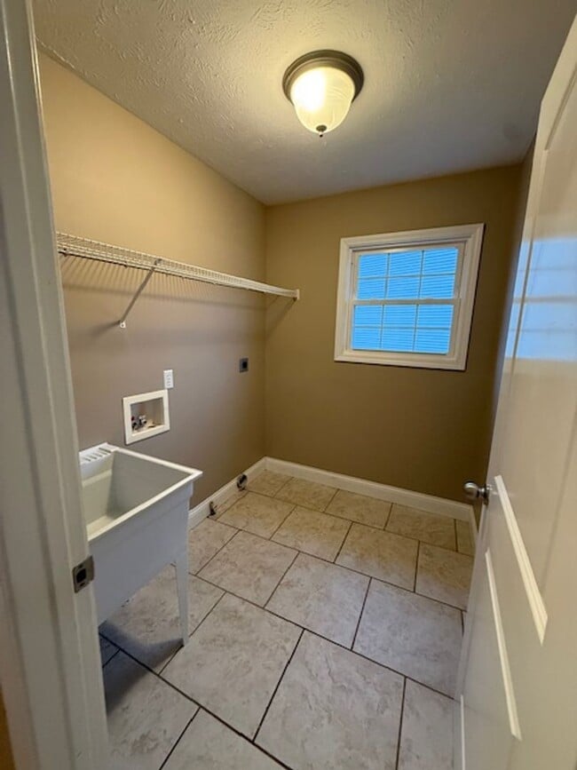 Building Photo - 409 DALHLIA