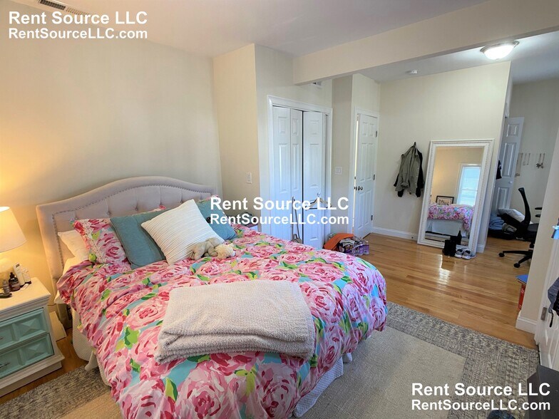 Building Photo - 537 Main St