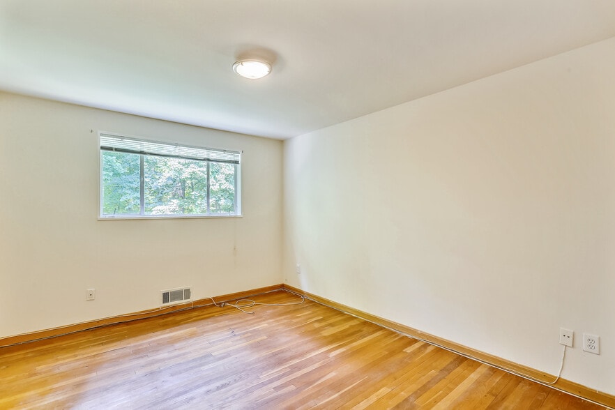 Large second bedroom - 10412 Montrose Ave