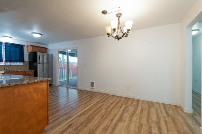 Building Photo - 938 E 65th St