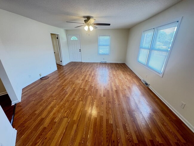 Building Photo - Very Nice Brick Home! Beautiful Country Se...