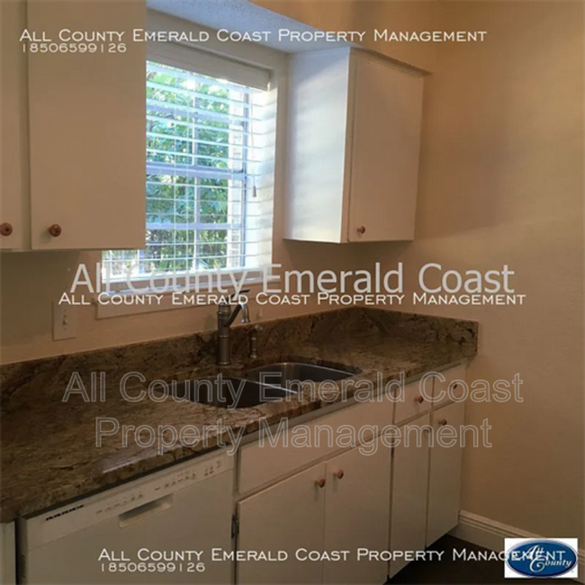 Building Photo - 105 Country Club Dr