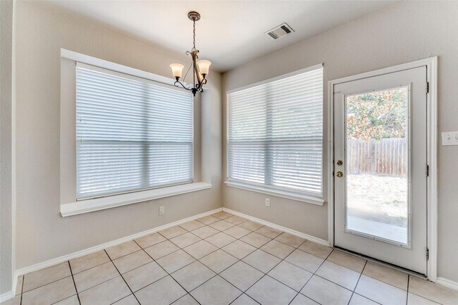 Building Photo - 2204 Speidel Dr