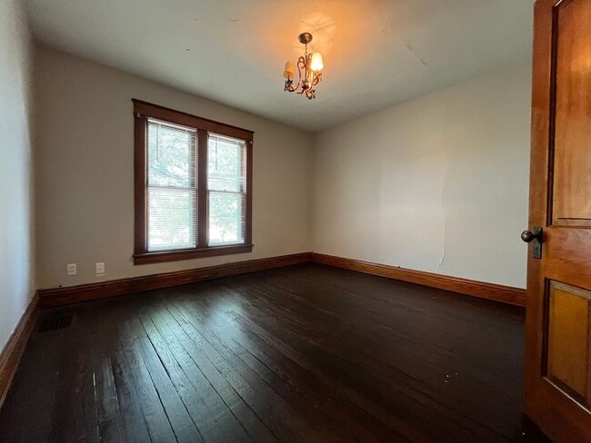Building Photo - 304 S Lake St