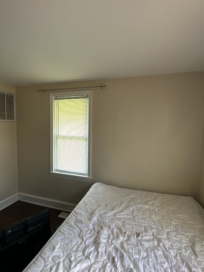 Building Photo - 558 Cincinnati Ave