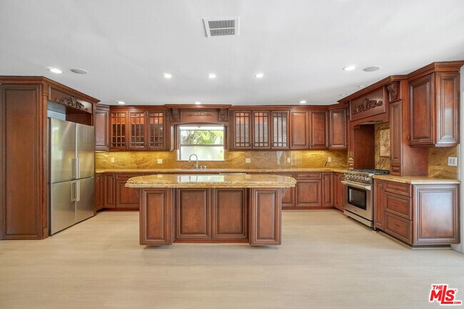 Building Photo - 209 N Doheny Dr