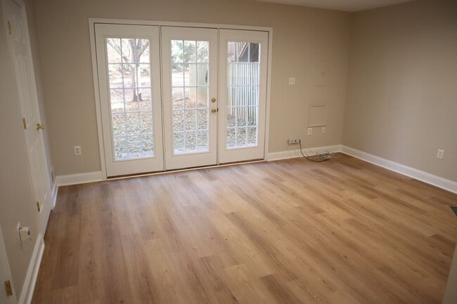 Building Photo - Exquisite Renovated Townhome in Germantown Estates