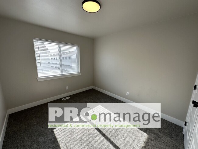 Building Photo - 3 Bed, 2.5 Bath Townhome w/ 2-Car Garage - NEAR NEW - Ammon