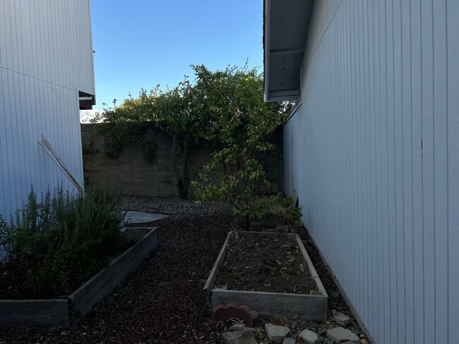 Building Photo - New Price $2,100.00 South Davis Townhome On Veranda Terrace,  3+1.5, Garage, Small backyard, Frui...