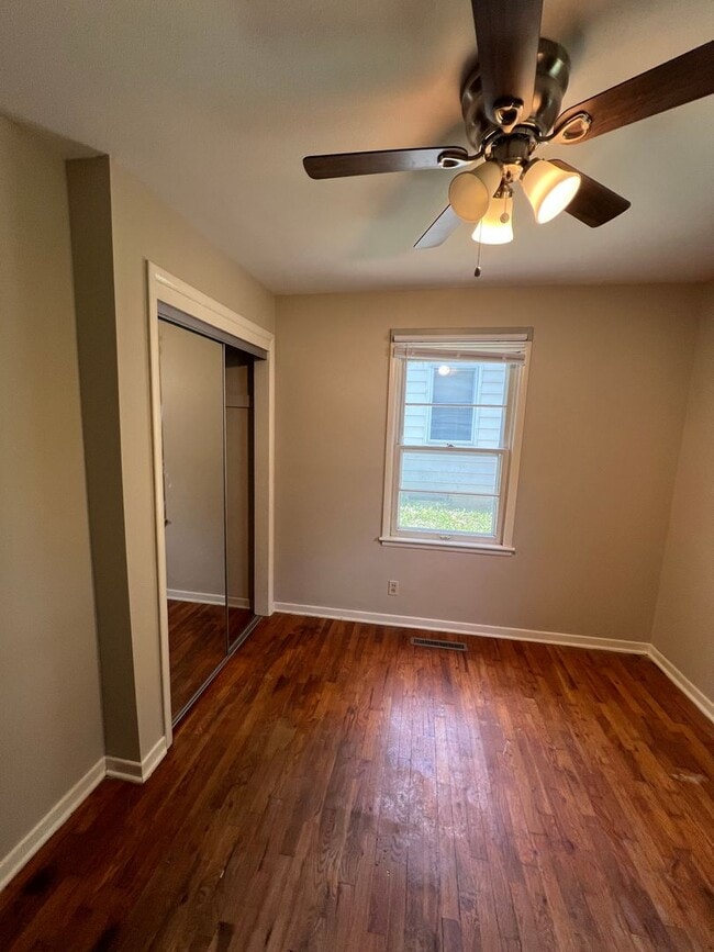 Building Photo - 3 bedroom/2 bath house close to KU with washer/dryer