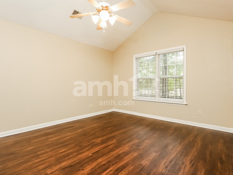 Building Photo - 44 Westminister Pl