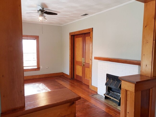 Building Photo - 2 Bedroom, 1 Bath Apartment in Munger Plac...