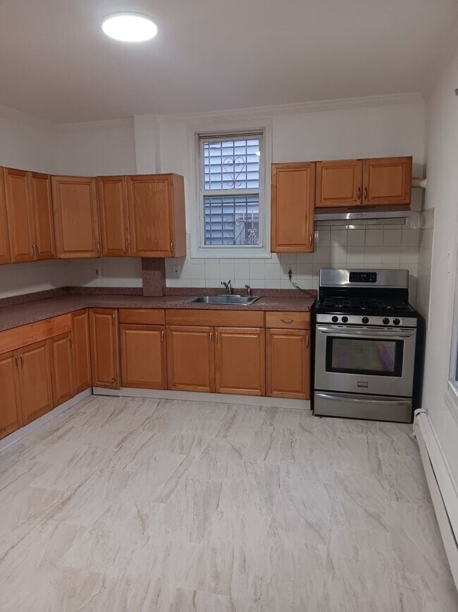 Building Photo - Beautiful two bedroom apartment in Newark