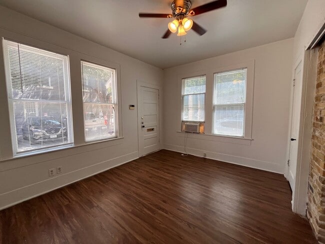 Building Photo - 3bed/1bath Duplex on West Campus - Short Term Lease