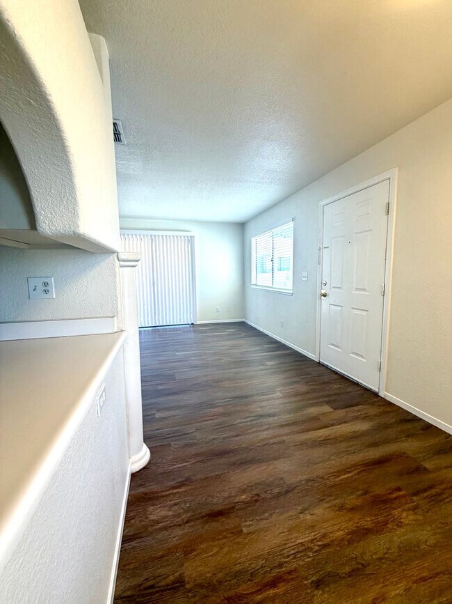 Building Photo - Henderson Cute 2 Bedroom Condominium