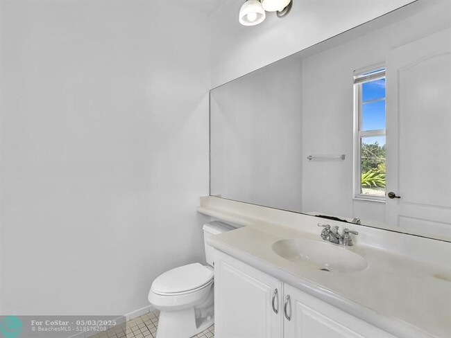 Building Photo - 563 NW 35th Pl