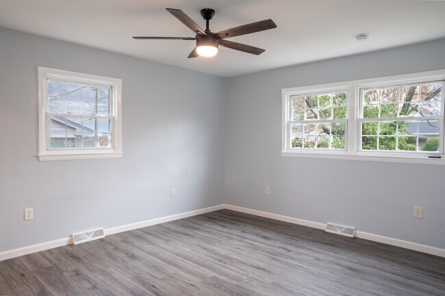 Building Photo - 400 Midland Dr