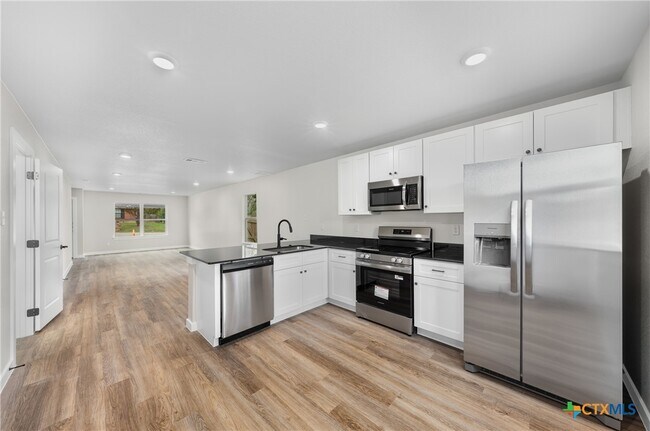 Building Photo - 323 S Burnet St