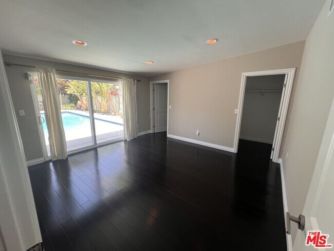 Building Photo - 7865 Bleriot Ave