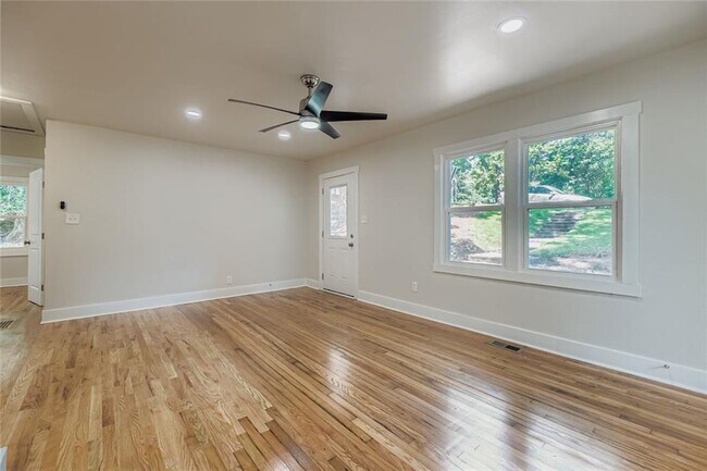 Building Photo - 1191 Beechview Dr SE