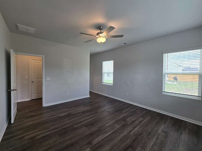 Building Photo - 517 Sandy Holw Dr