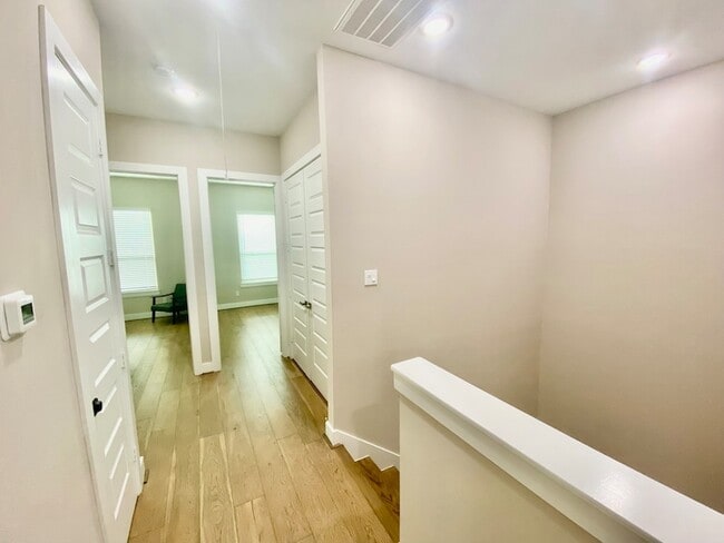 Building Photo - 303 Queen Sude Ln