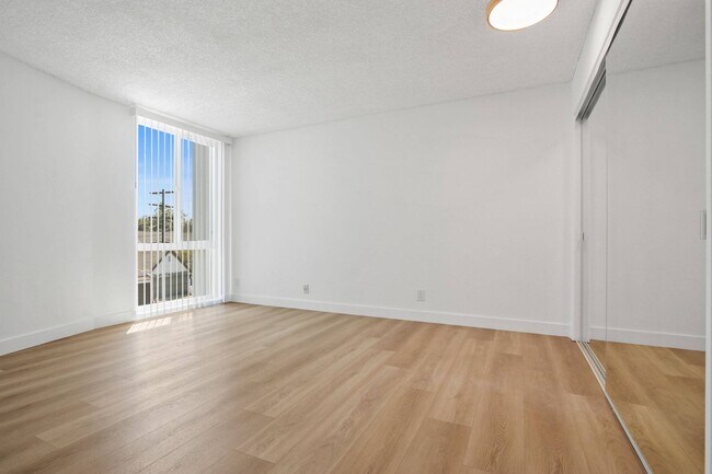 Building Photo - 5403 West 8th Street