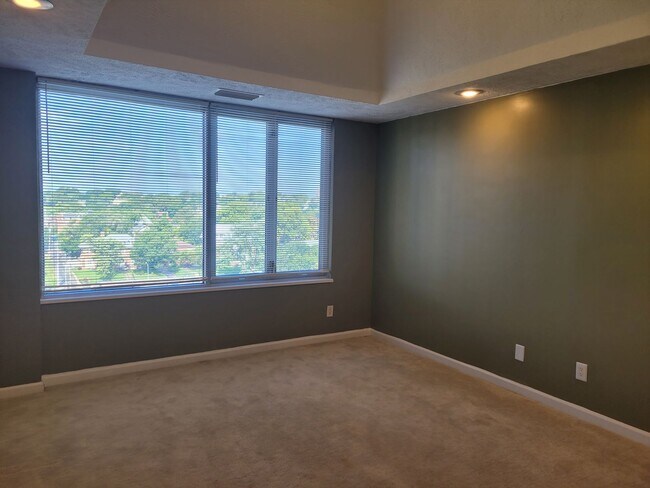 Building Photo - D Simmons (105 N 31st Ave #904)