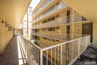 Building Photo - $2,500 /2 Bed /1 Bath / 2 PARKING In beaut...
