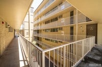 Building Photo - $2,500 /2 Bed /1 Bath / 2 PARKING In beaut...