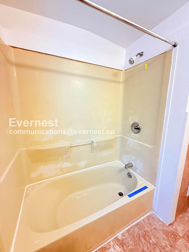 Building Photo - 3 Bed/2 Bath Home with Fenced Yard / Pet-Friendly / Vouchers Accepted / Available Now!