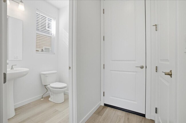 Building Photo - Brand new 3 bed 2.5 bath townhouse