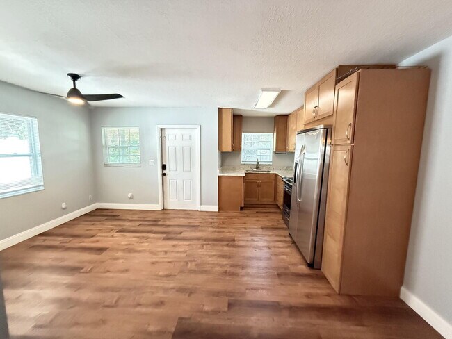 Building Photo - Charming 2-Bed Duplex in Tampa with Modern...