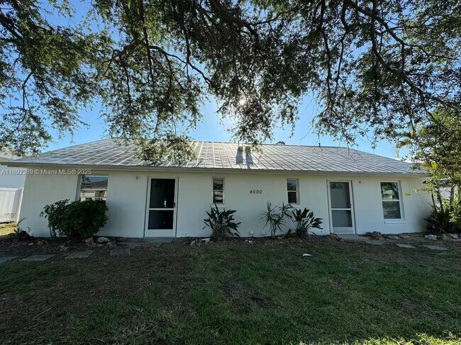 Primary Photo - 4600 SW 9th Ave