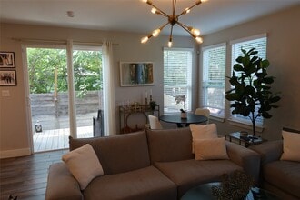 Building Photo - 1511 E Sandalwood Ln