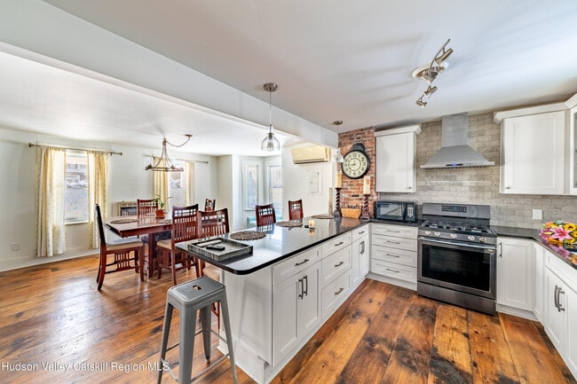 Building Photo - 648 Albany Turnpike