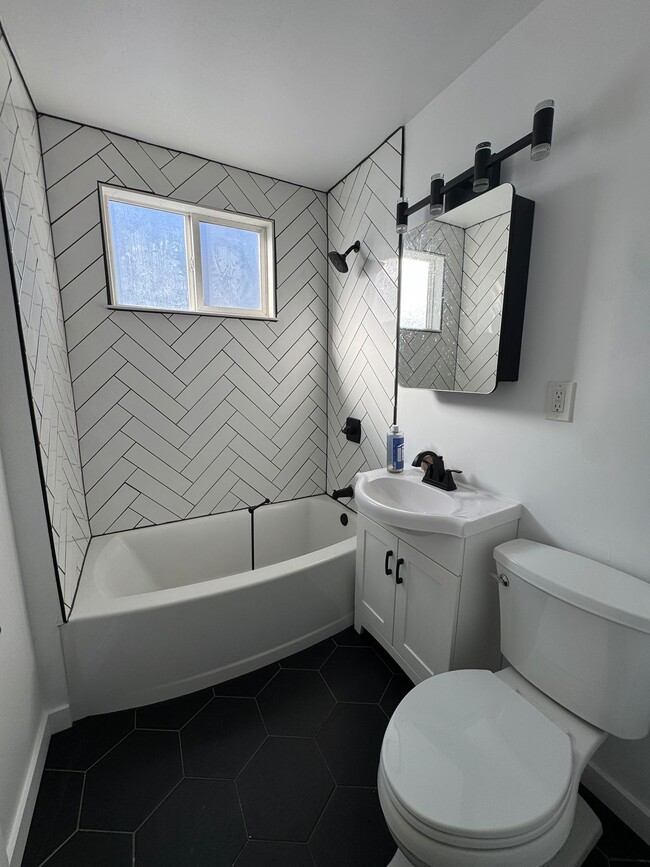 Building Photo - 317 Tennyson Rd