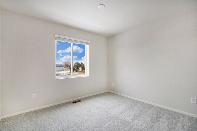 Building Photo - Luxury Rowhouse w/ Over-sized Garage