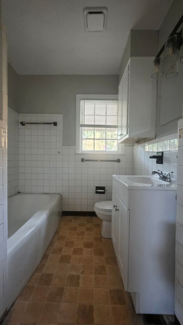 Building Photo - 211 Edison Dr