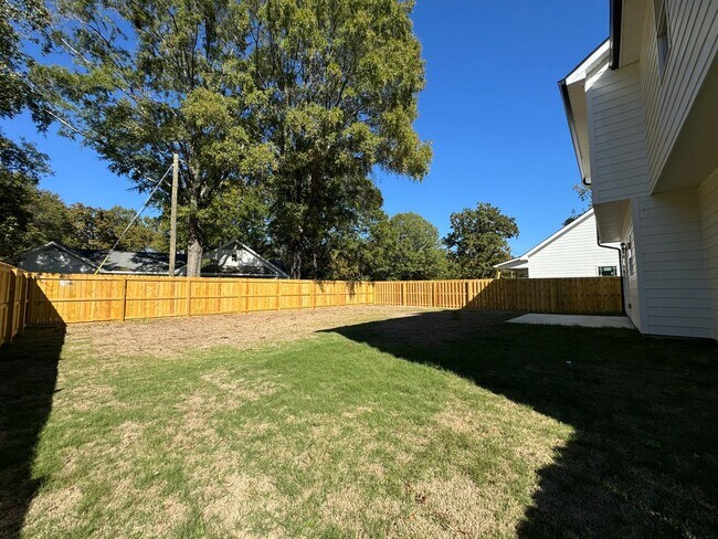 Building Photo - NEWER 4/2.5 House in Armuchee-$2,195