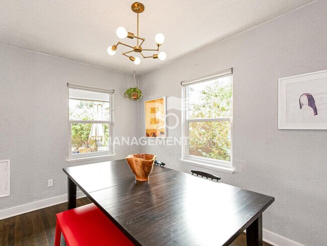 Building Photo - Light & Bright Modern Daylight Ranch Loaded with Updates! Walking Distance to Kennedy School!!!!