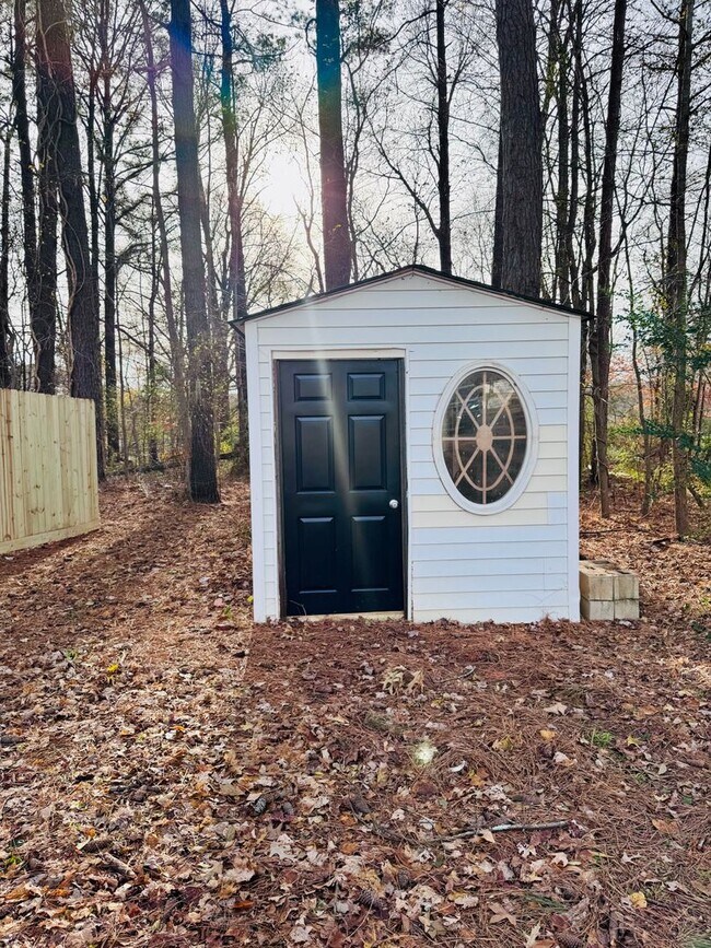 Building Photo - 40 Pine Dr