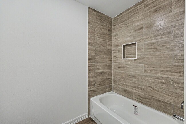 Building Photo - SPACIOUS! LOCATION!