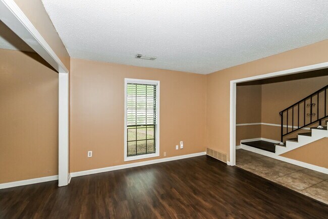 Building Photo - 5657 Rensslaer Dr