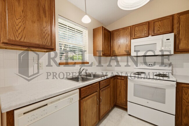 Building Photo - 2770 N Parkridge Ct