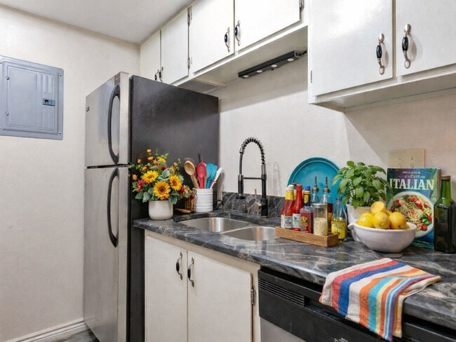 Building Photo - 1BR Condo • Fireplace • Balcony in Aurora