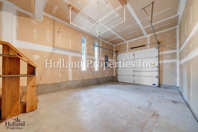 Building Photo - 9055 SW Sagert St