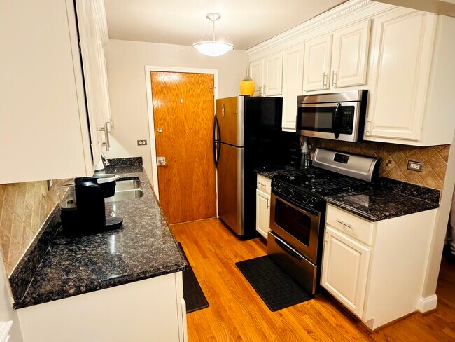 Building Photo - 4932 N Leonard Dr