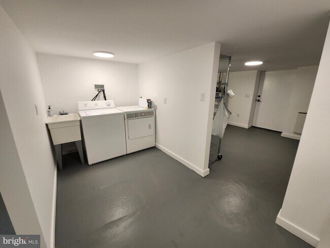 Building Photo - 1048 Prospect St